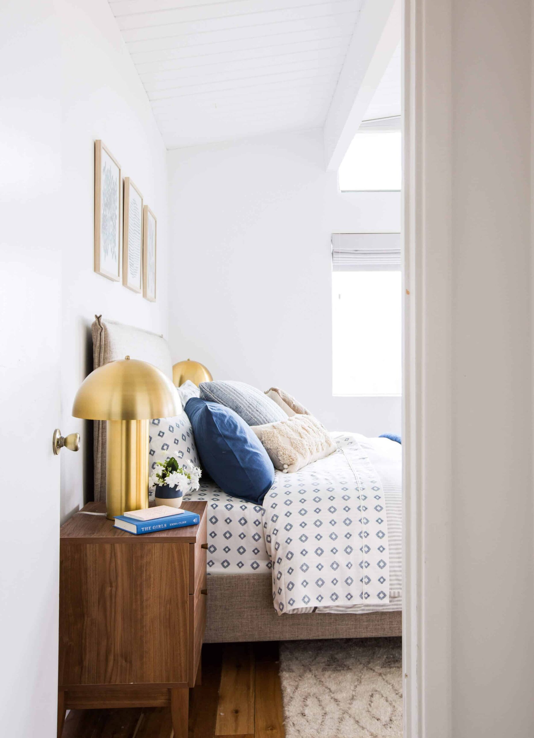 emily-henderson_master-bedroom_target_bedding_layered_light_texture_blue_white_brass_6